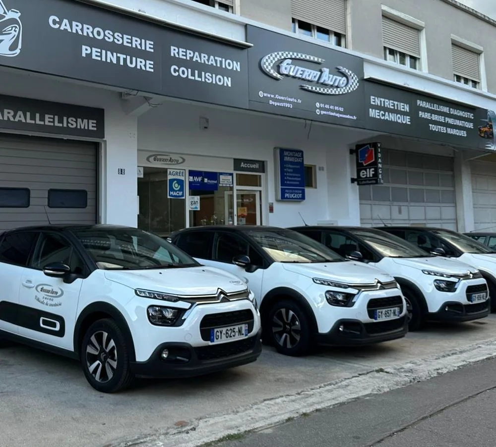 L'accueil du garage Guerri Auto, agréments assurances en vitrine