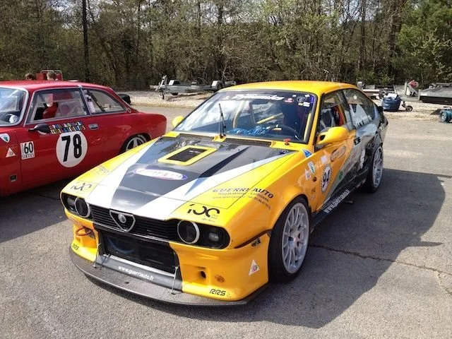 L'Alfa Romeo GTV6 de course numéro 94 de Guerri Auto au paddock