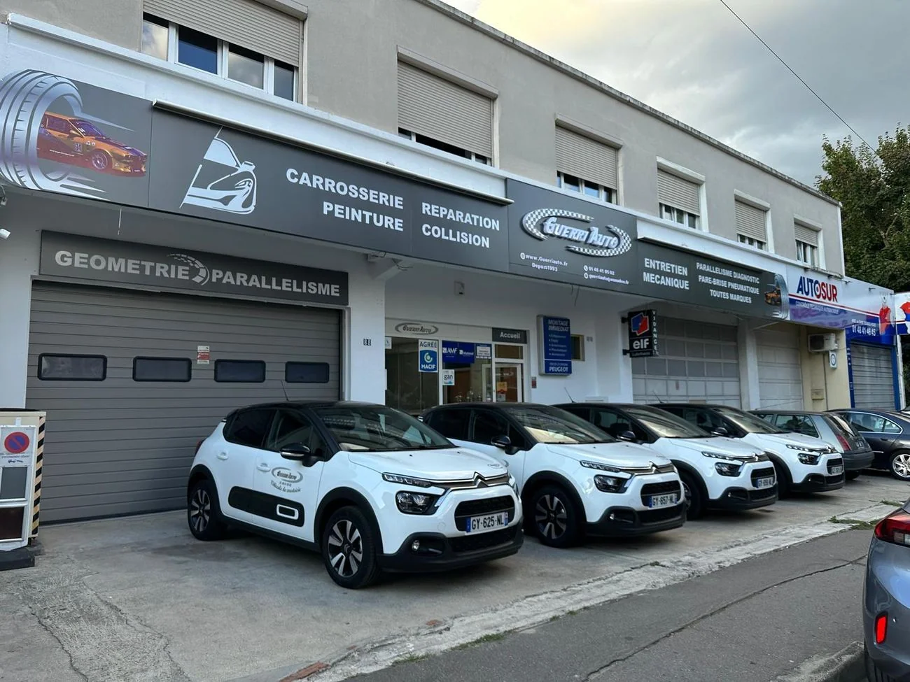 La devanture du garage Guerri Auto et ses véhicules de courtoisie, à Épinay-sur-Seine